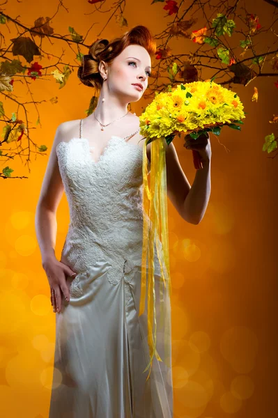 Belle Mariée Rousse Avec Bouquet Fleurs — Photo
