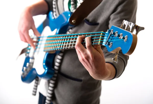 Mann Spielt Gitarre Isoliert Auf Weißem Hintergrund — Stockfoto