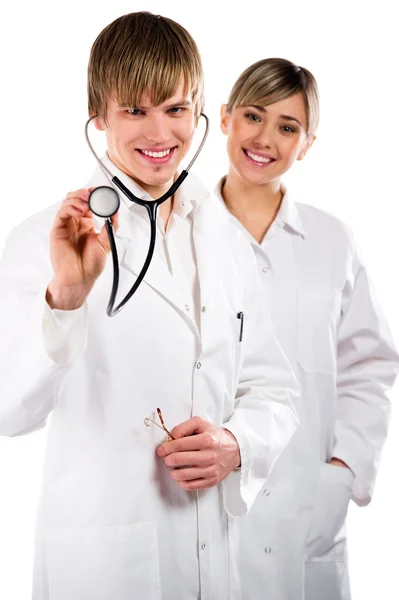 Médicos sorridentes isolados em fundo branco — Fotografia de Stock