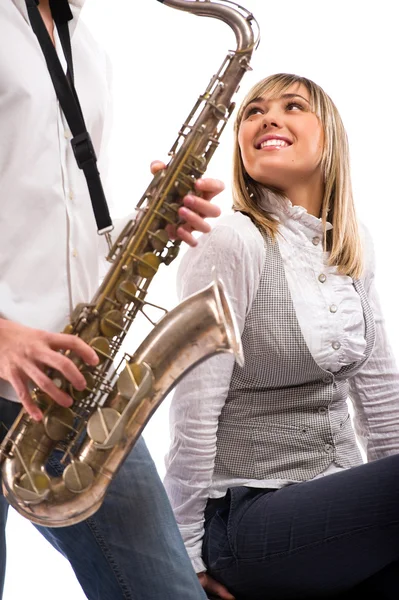 Člověk hraje na saxofon pro svou krásnou přítelkyni — Stock fotografie
