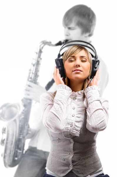Dejlig pige i hovedtelefoner lytter musik - Stock-foto