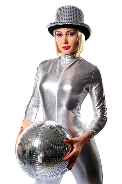 Красивая молодая женщина с диско-шаром — стоковое фото