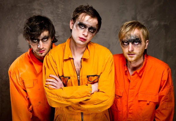 Trzech facetów w pomieszczeniu pomarańczowy mundury — Zdjęcie stockowe