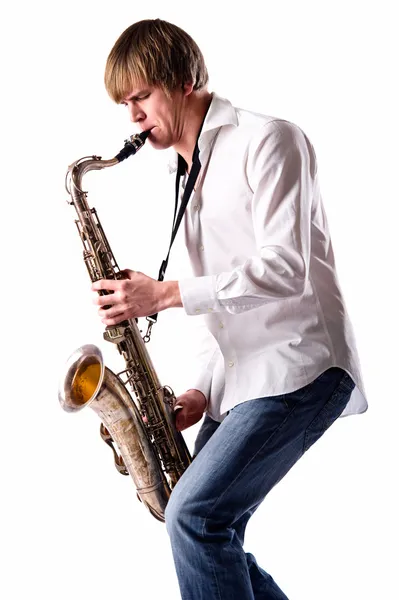 Ung man som spelar saxofon — Stockfoto