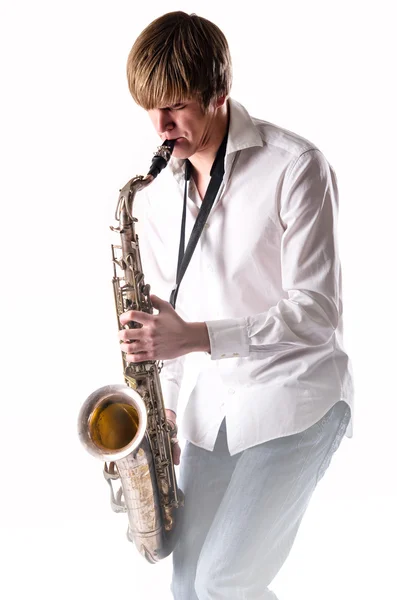 Jovem com saxofone sobre fundo branco — Fotografia de Stock