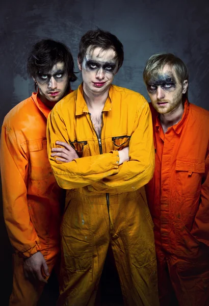 Drie jongens in oranje uniformen binnenshuis — Stockfoto