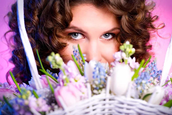Приваблива брюнетка з букетом квітів — стокове фото