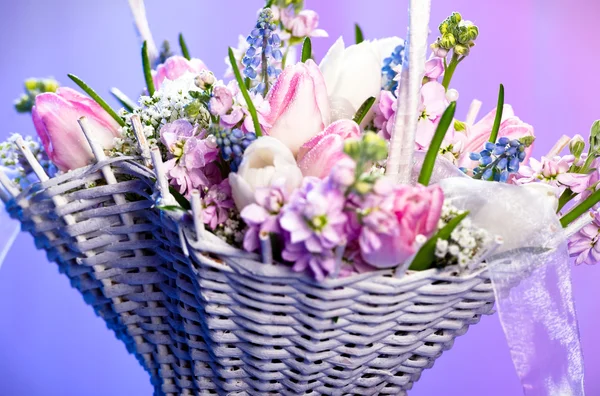 Bei fiori primaverili in un cesto — Foto Stock