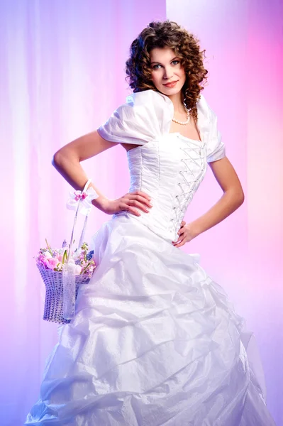Hermosa novia con una cesta de flores de primavera —  Fotos de Stock