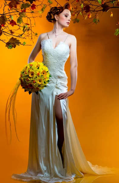 Linda noiva ruiva com um buquê de flores — Fotografia de Stock
