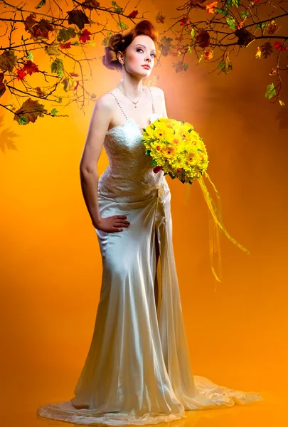 Mladá žena s kyticí květin — Stock fotografie