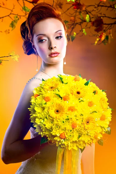 Hermosa joven pelirroja con ramo de flores —  Fotos de Stock
