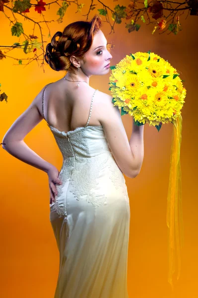 Magnifique jeune rousse femme avec bouquet de fleurs — Photo