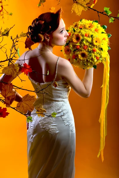 Hermosa joven pelirroja con ramo de flores — Foto de Stock
