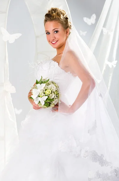 Beautiful bride with bouquet of flowers — Stock Photo, Image