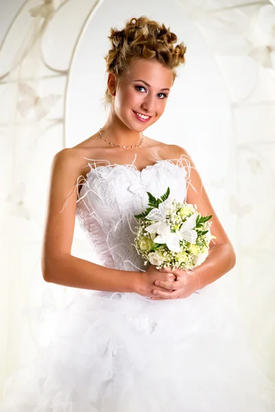 Hermosa novia con ramo de flores —  Fotos de Stock