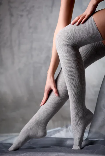 Kobieta piękne nogi w pończochach — Zdjęcie stockowe