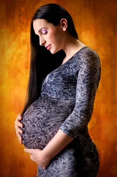 Bonita jovem grávida morena — Fotografia de Stock