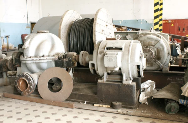 Ancienne turbine de production d'électricité rouillée — Photo