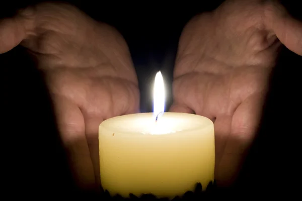 人类的手和蜡烛光 — 图库照片