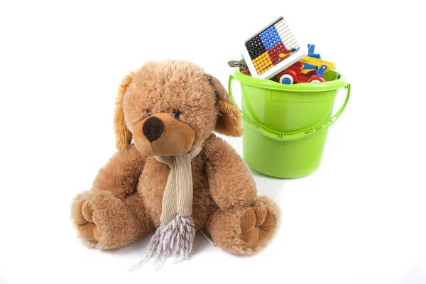 Cubo de juguete y oso de juguete — Foto de Stock