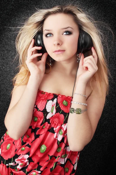 Blond listens to music — Stock Photo, Image