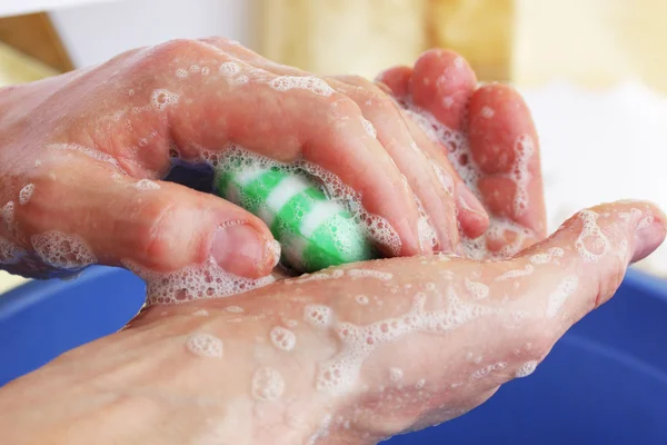 Homem Lava Mãos Pelo Sabão Verde — Fotografia de Stock