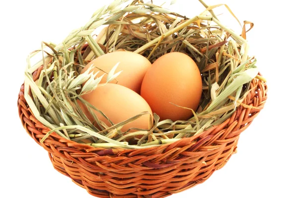 Drei Eier Korb Mit Dem Heu Vor Weißem Hintergrund — Stockfoto