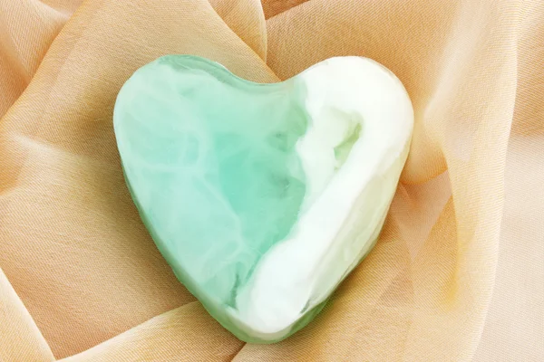 Σαπούνι Πράσινο Μορφή Της Καρδιάς Στο Ύφασμα — Φωτογραφία Αρχείου