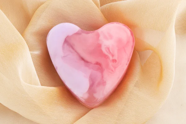 粉红色肥皂的布上心形式 — 图库照片
