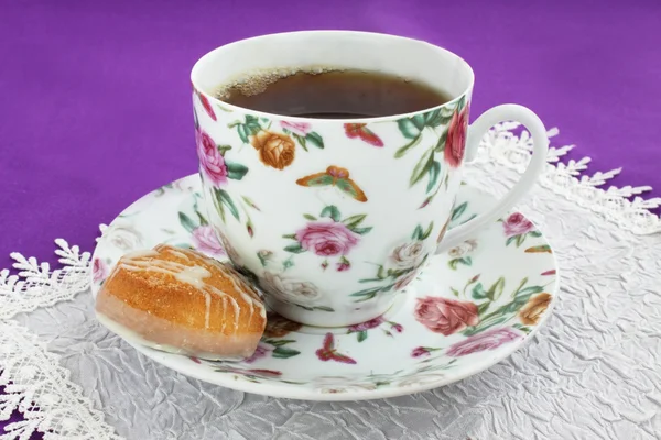 Чашка Черным Чаем Печеньем — стоковое фото