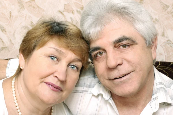 Glimlachend Bejaarde Echtpaar Samen Genieten Van Zichzelf — Stockfoto