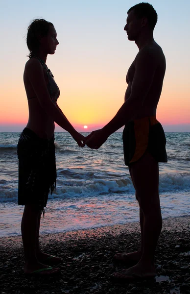 Siyahlısı Sahilde Günbatımı Üzerinde Çift Silüeti — Stok fotoğraf