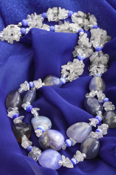 青い玉髄とミルクの水晶からの装飾品 — ストック写真