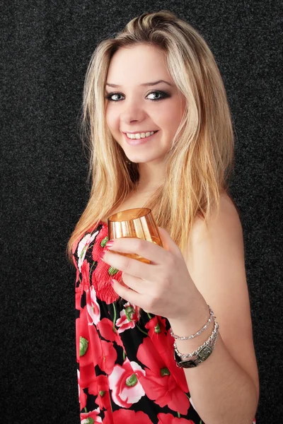 Blond Nebo Pít Alkoholické Nápoje Koňak — Stock fotografie