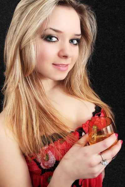 Blond Att Dricka Alkoholhaltig Dryck Cognac — Stockfoto