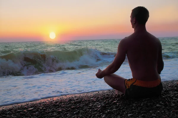 Adam meditasyon — Stok fotoğraf