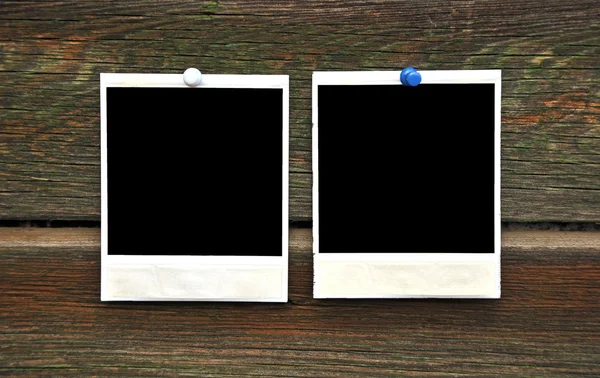 Dois moldura de foto em branco no fundo de madeira — Fotografia de Stock