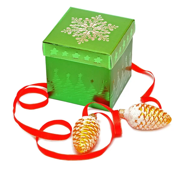 Коробка для подарков и рождественских украшений — стоковое фото