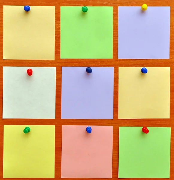 Bulletin board com notas de papel coloridas — Fotografia de Stock