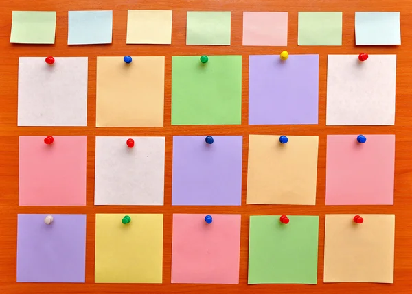 Bulletin board met kleurrijke papieren notities — Stockfoto