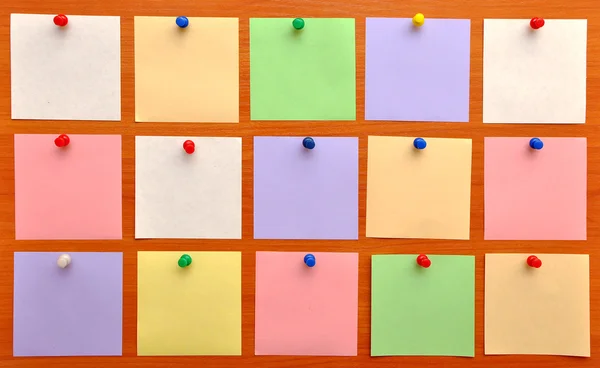 Bulletin board met kleurrijke papieren notities — Stockfoto
