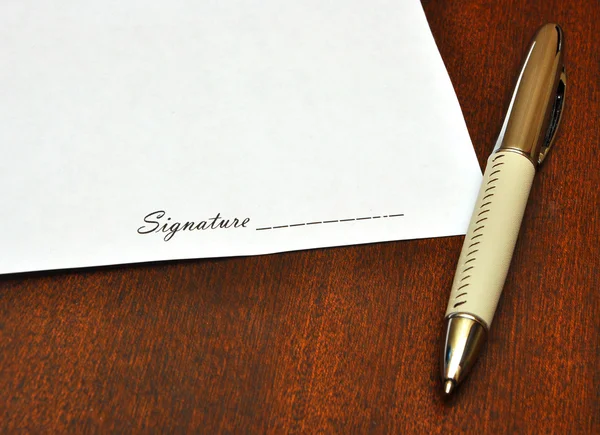 Ручка и чистая бумага для подписи — стоковое фото