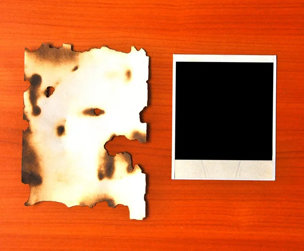 Vecchie foto e carta bruciata — Foto Stock