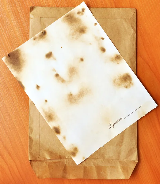Envelope com uma folha de papel para assinatura — Fotografia de Stock