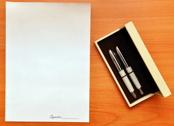 Canetas e papel em branco para assinatura — Fotografia de Stock