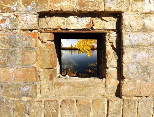 壁に窓 — ストック写真