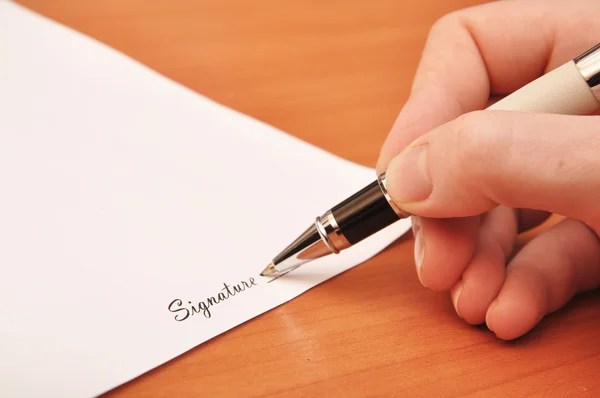 Ручка подписывает контракт — стоковое фото