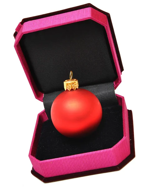 Küçük bir kutu hediye Noel topları — Stok fotoğraf