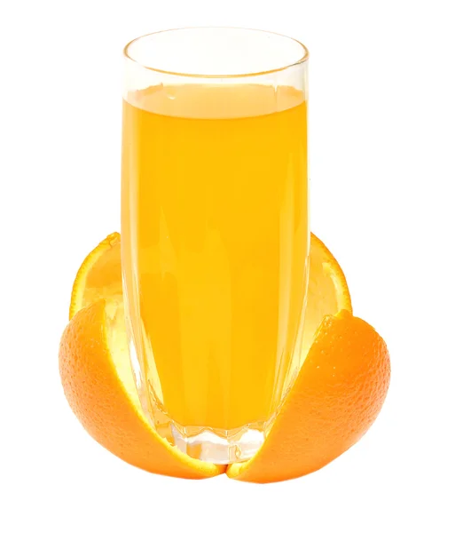 Apelsinjuice i ett glas på skalet — Stockfoto